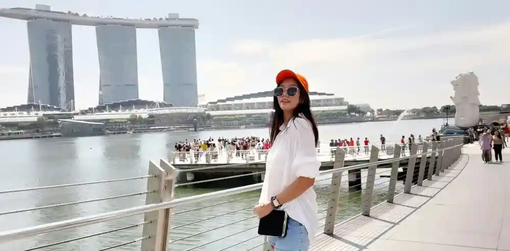 Perempuan Indonesia traveling sendirian dengan ransel