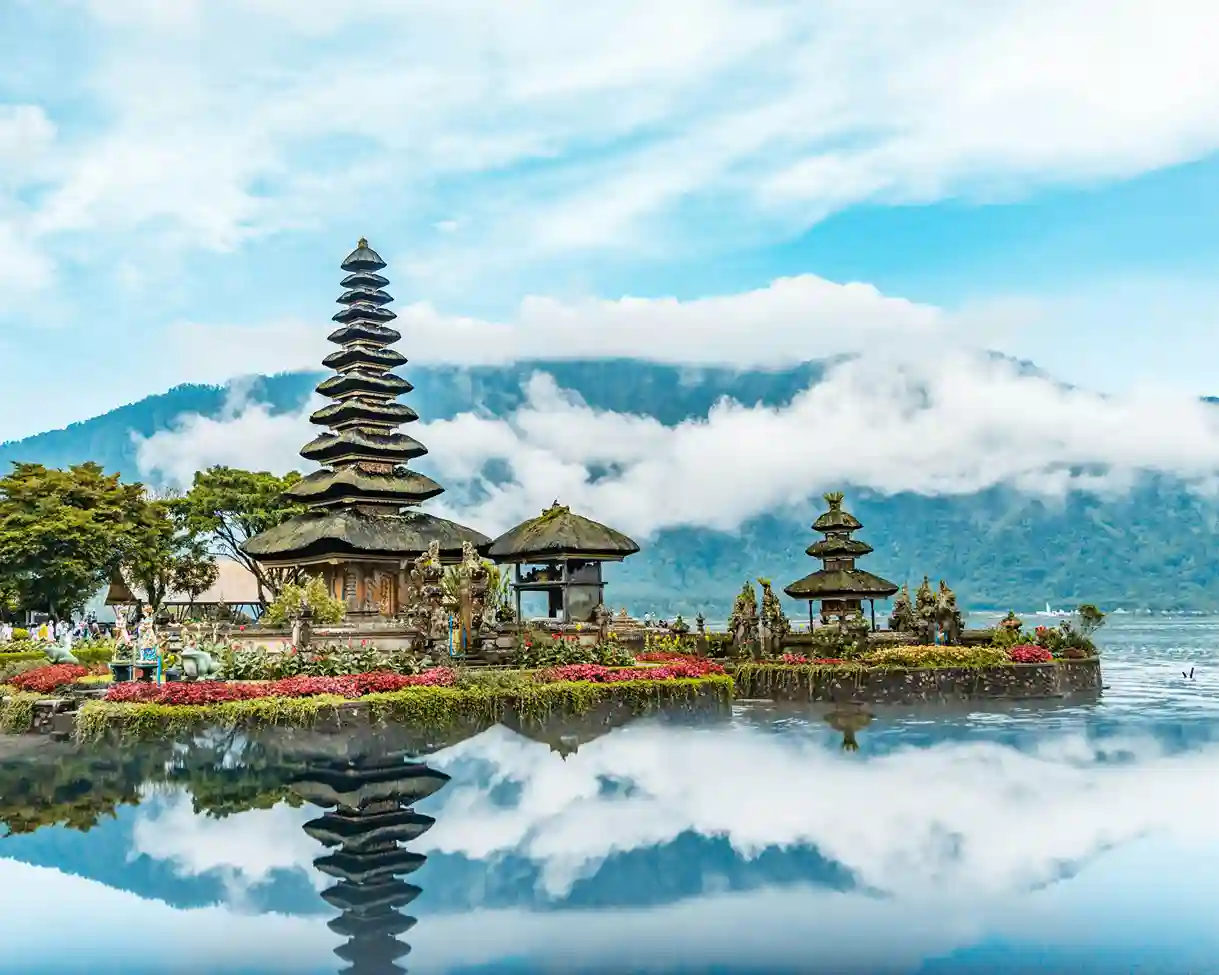 Wisatawan menjelajah pantai Bali tanpa membawa koper